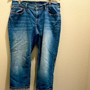 Old Navy Sweetheart women’s cuffed regular standard size 8, 3/4 length Jeans.